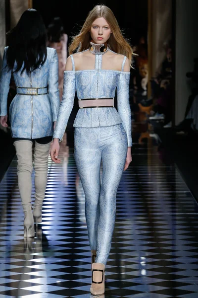 Look 16